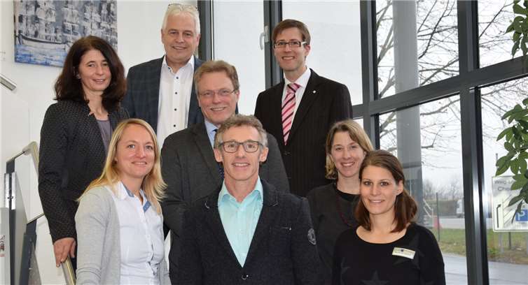 Nach der Vertragsunterzeichnung (v.l.): Doris Hein (Virtuelle Werkstatt XTERN), Nicole Lamberty (Westeifel Werke Gerolstein), Hermann Dahm (Westeifel Werke Gerolstein), Thomas Hoffmann (Rhein-Mosel-Werkstatt Koblenz), Franz Josef Bell, Gregor Nöthen (St. Josefs-Werkstätten Plaidt), Christina Herbst-Wirz (Rhein-Mosel-Werkstatt Koblenz) und Mareike Wunderlich (IHK Akademie e.V. Koblenz). St. Raphael CAB, Mayen