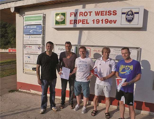 Nach der Vertragsunterzeichnung (von links): Lothar Bonn (Erpel), Mirko Schopp (Linz), Thomas Siebert (Erpel), Günter Specht (Linz) und Ingo Hardt (Erpel).privat