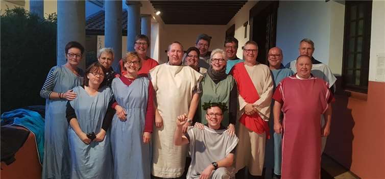 Nach der Vorspeise lernte die Reisegruppe das Deltaspiel kennen, der Sieger erhielt passend dazu einen Lorbeerkranz. privat