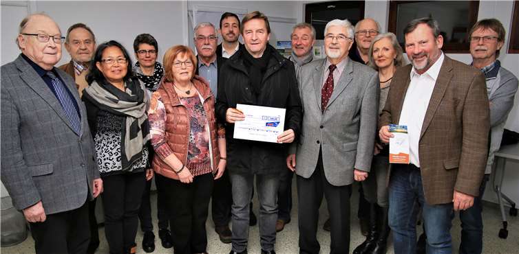 Nach der Vorstellung des Fördervereins Hospizbewegung Andernach-Pellenz durch den Vereinsvorsitzenden Bernhard Ickenroth (5. v. r.), überreichte FWG Vorsitzender Egon Schäfer (Bildmitte) eine 500-Euro-Spende. Foto: Harald Hoffmann/FWG Andernach
