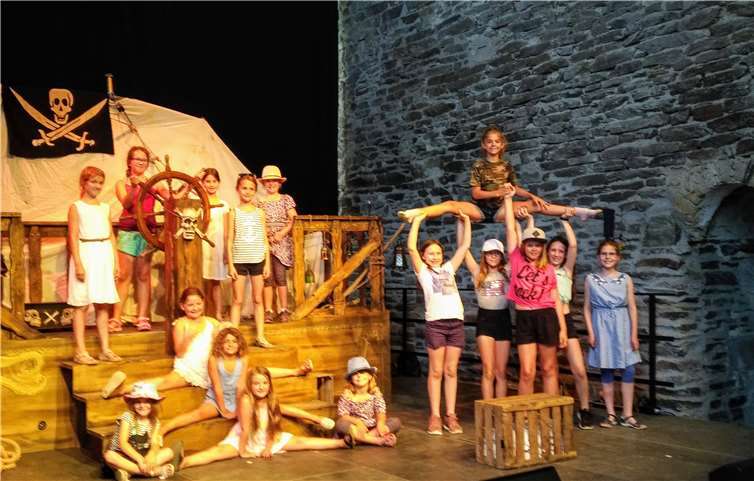 Nach der Vorstellung durfte die Tanzgruppe die Kulissen für ein Erinnerungsbild nutzen. Foto: Eileen Sattler