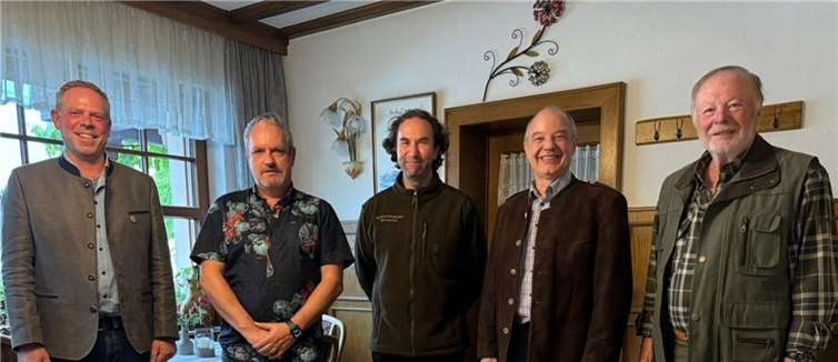 Nach der Wahl auch wörtlich im Bilde: Wahlleiter Bodo Aller, Joachim Frings von der Untere Jagdbehörde, Manuel Pasold in Vertretung für das Fürstenhaus zu Wied als Beisitzer, Prof. Dr. Ralf Kutsche neuer Vorsitzender, Jürgen Severin als Beisitzer.  Foto: Kurt Milad/Kreisjagdmeister