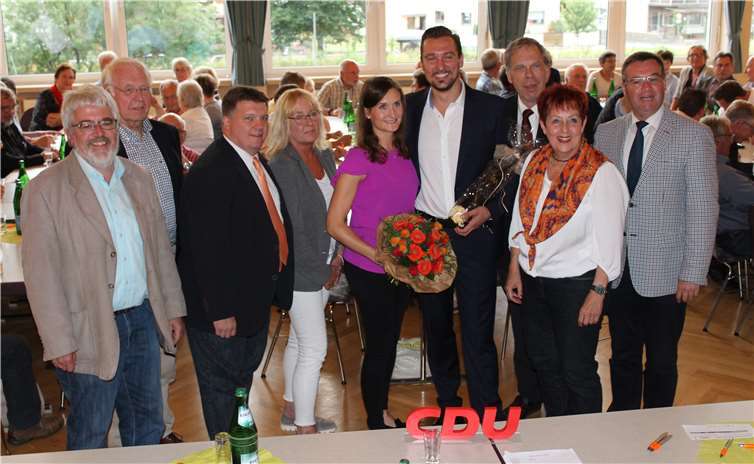 Nach der Wahl gab es Glückwünsche für den CDU-Kandidaten Thomas Karutz (4.v.r.). wite