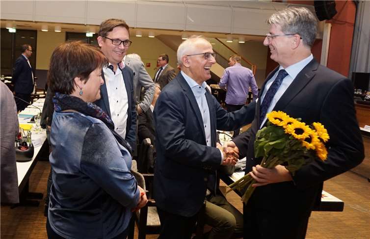 Nach der Wahl wurde die Sitzung unterbrochen, damit die Ratskollegen gratulieren konnten.