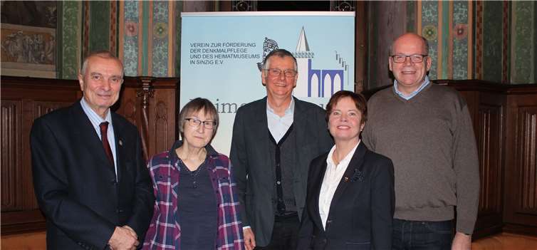 Nach der Wahl zählen zum Vorstand (ohne Beisitzer) die Zweiten Vorsitzenden Karl-Friedrich Amendt (l.) und Agnes Menacher (2. v. r.), Schatzmeisterin Renate Rick (2. v. l.), Schriftführer Matthias Röcke (3. v. l.) und der Vorsitzende Hardy Rehmann. HG