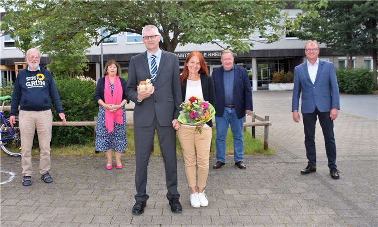 Nach der Wahl zu Bürgermeisterkandidaten der SPD,UWG, Bündnis 90 die Grünen und FDP Rheinbach stellten sich die Vorsitzenden und BLudger Banken zu einen Bild auf. (v.l.) Hertbert Schiebener Grüne), Tamara Vogt (FDP), Ludger Banken mit Lebensgefährtin Katrin Witt, Jürgen Lüdemann (SPD) Jörg Meyer (UWG). Foto: EICH