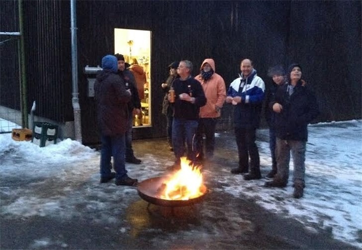 Nach der Wanderung durch den Schnee konnten sich die Teilnehmer am Feuer wärmen, bevor der Rückweg angetreten wurde.privat