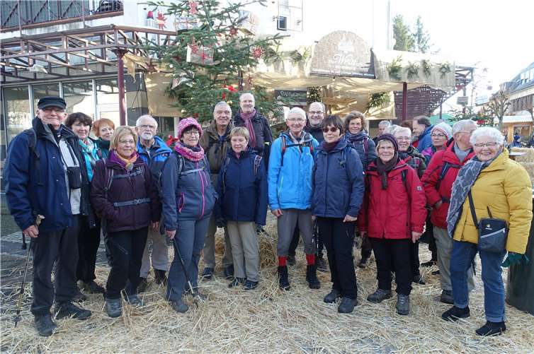 Nach der Wanderung genoss die Gruppe noch den Weihnachtsmarkt in Bad Hönningen. Fotos: privat