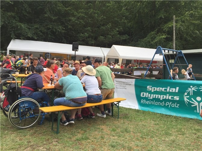 Nach der Wanderung haben sich die Aktiven noch in gemütlicher Runde gestärkt. Quellen: TV 1896 Kruft