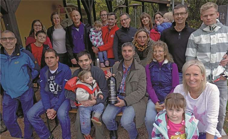 Nach der Wanderung unterm Vordach des Vereinsheims des TC Obere Grafschaft – mittendrin der Siegerwein vom Ahrtalteam-Cup. privat