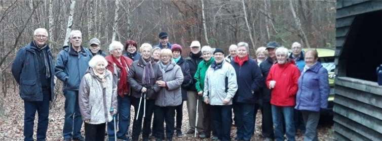 Nach der Wanderung wärmten sich die Senioren in der Schutzhütte auf. privat