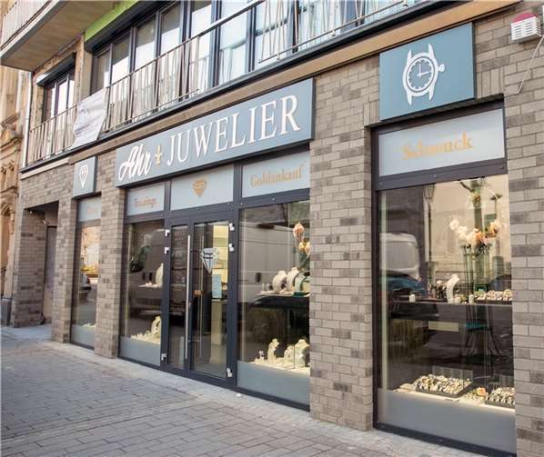 Nach der Wiedereröffnung strahlt das Fachgeschäft „Ahr-Juwelier bei Rubin“ in der Telegrafenstraße 30 in Bad Neuenahr in neuem Glanz. Foto: JOST