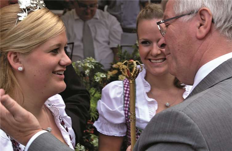 Nach der Zepterübergabe an Burgundia Michelle I. erklang traditionell der Walzer von der kleinen Winzerin vom Rhein.