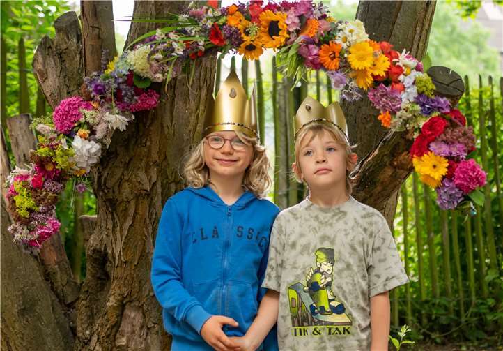 Nach der Zeremonie sind die Kinder durch den Blumenbogen hindurch in den Garten gezogen.Foto: privat