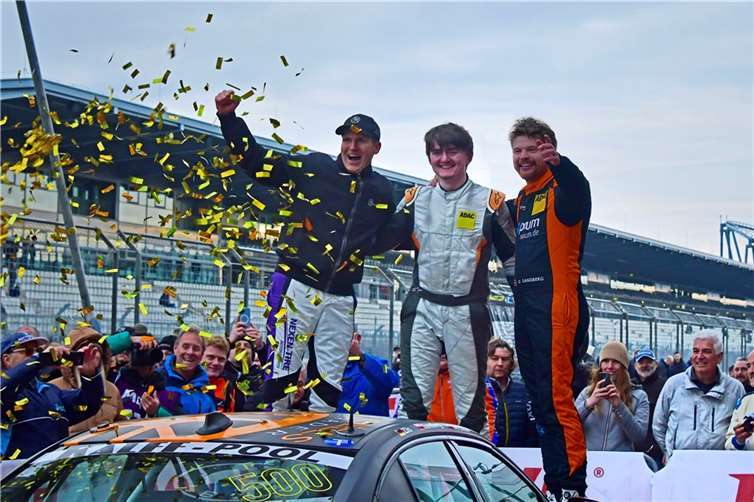 Nach der Zielankunft lassen sich die neuen NLS-Meister 2022 (v.l.) Daniel Zils, Sindre Setsaas und Oskar Sandberg feiern.