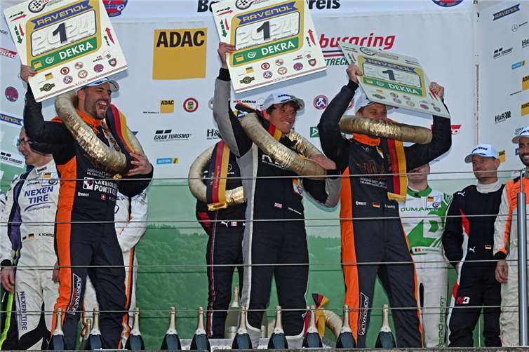 Nach der Zielankunft lassen sich die neuen NLS-Meister 2024 (v.l.) Ranko Mijatovic, Toby Goodman und Sven Markert feiern.