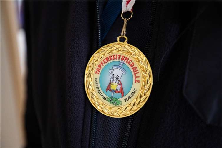 Nach der Zweitimpfung gibt es für die Kinder eine Tapferkeitsmedaille vom Team des Koblenzer Impfzentrums. Foto: Stadt Koblenz/Egenolf