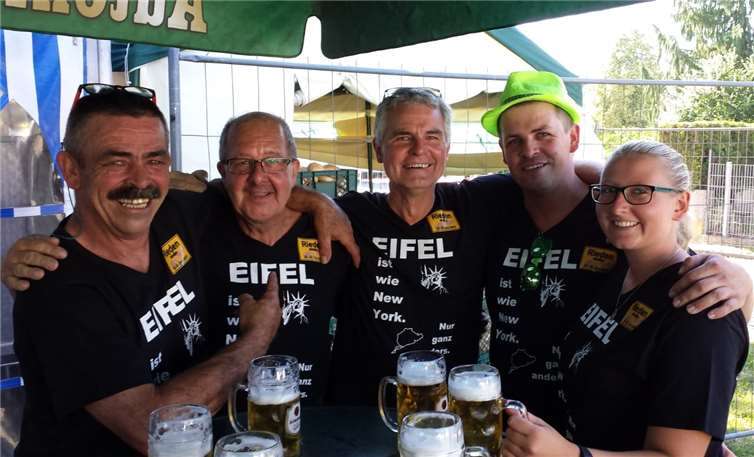 Nach der anstrengenden Fahrt haben sich die Motorrad-Fahrer/innen ein kühles bayrisches Bier verdient und zeigen sich in den eigens für das Treffen kreierten T-Shirts: v.l.: Klaus-Dieter-Schmidt, Udo Degen, Peter Pitzen, Martin Schmidt und Janine Pitzen.