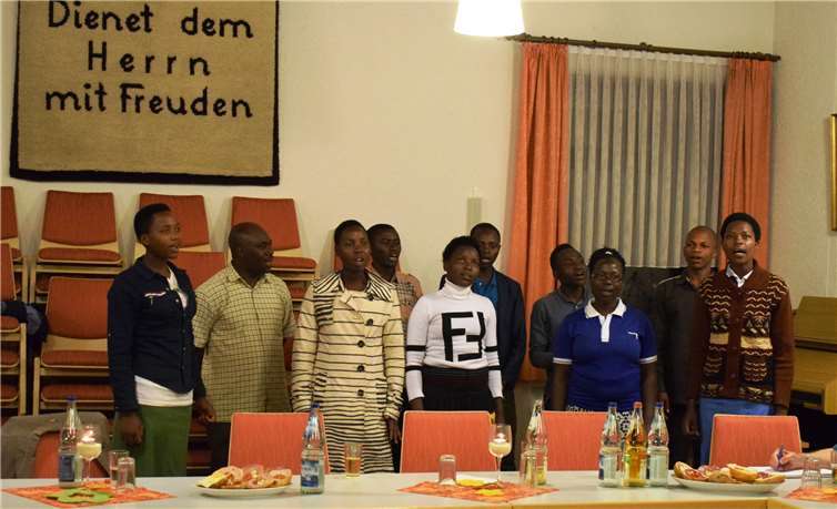 Nach der anstrengenden Reise von Mabira nach Singhofen, begrüßten die jungen Leute aus Tansania mit einem Lied ihre Gastgeber im Dekanat Nassauer Land. Foto: privat