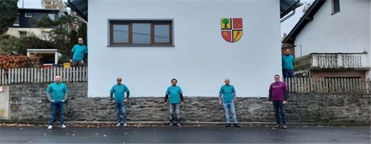 Nach der aufwendigen Sanierung strahlt das Gebäude mit den engagierten Helfernum die Wette.  Fotos: Ortsgemeinde Winnerath