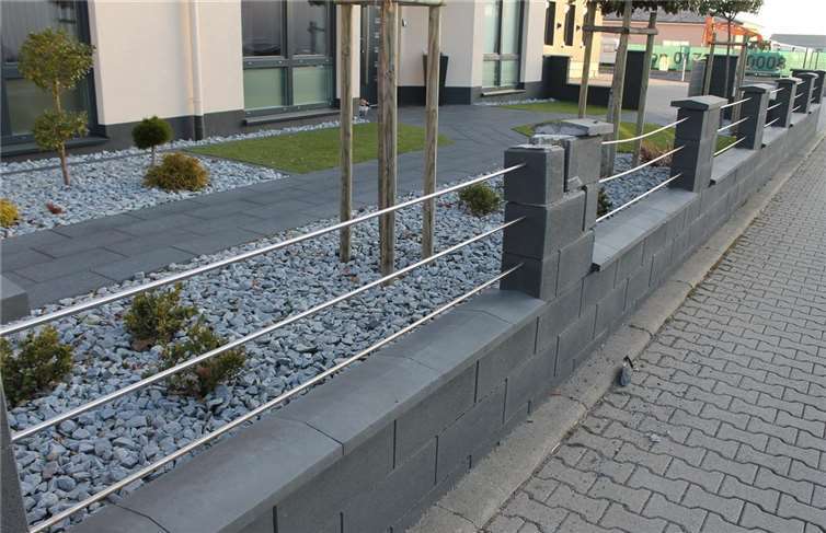 Nach der beschädigung einer Grundstücksmauer sucht die Polizei nach Zeugen des Verkehrsunfalls. Foto: Polizei