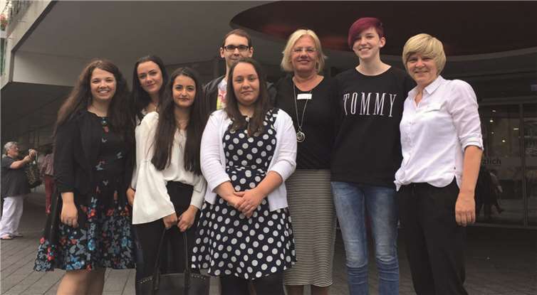 Nach der erfolgreich bestandenen Abschluss-Prüfung (v.l.) Tanja Steinborn (Ausbilderin), Chiara Poll (Kauffrau im EH), Nancy Trelles-Vasquez (Kauffrau im EH), Michael Langbein (Kaufmann für Büromanagement), Isa Hörnig (Buchhändlerin), Isabell Pohl (Kauffrau im EH), Carmen Schäfer (Geschäftsleiterin).FRE