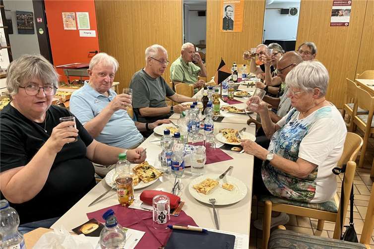 Nach der erfolgreichen Jahreshauptversammlung endete der Abend im geselligen Miteinander.Foto: Christoph Menzenbach