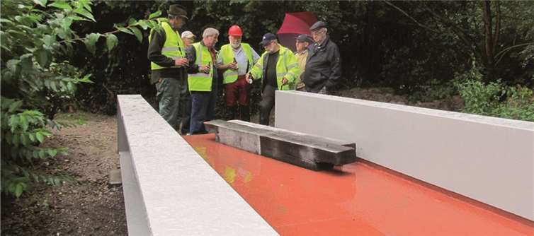Nach der erfolgreichen Montage wurde die Brücke fachmännisch begutachtet.-PS-