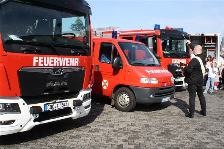 Nach der ersten Einsegnung am Boden ging es für den Pastoralreferenten in den Rettungskorb des Drehleiterfahrzeugs.