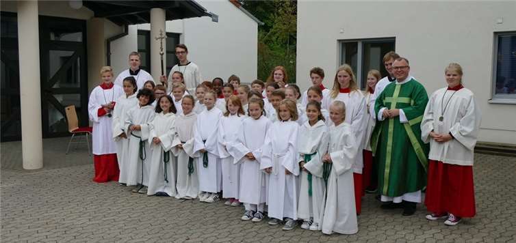 Nach der feierlichen Aufnahme in die Messdienergemeinschaft freuen sich die „Neuen“ auf ihren Dienst am Altar. privat