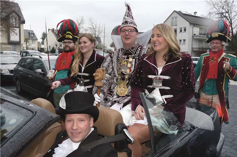 Nach der feierlichen Proklamation fuhr Prinz Timo I. mit seinen beiden Paginnen Lea und Lena im offenen Cabriolet ins Prinzenpalais „Deutsches Haus“.