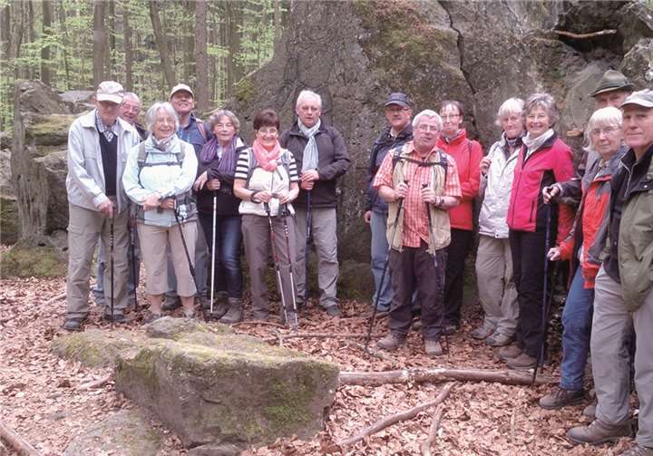 Nach der gelungenen Wanderung ließ es die Wandergruppe nicht nehmen, ein Erinnerungsfoto am Felsdenkmal zu machen. Privat