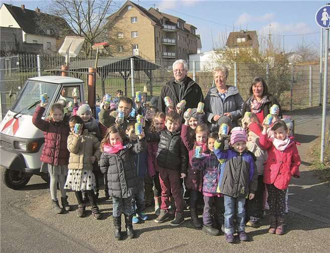 Nach der getanen Arbeit konnten sich die Kinder über Getränkedosen freuen.privat