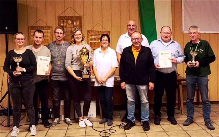 Nach der großen Siegerehrung am Abend wurde mit Musik von Jens Hauschild gefeiert und auf die errungenen Siege angestoßen. Quelle: St. Hubertus Schützenbruderschaft Weißenthurm