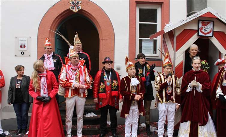 Nach der hartnäckigen Belagerung durch die Gardisten der KG „Rot-Weiß“ übergab Stadtbürgermeisterin Claudia Schneider (l.) den Rathausschlüssel und somit die Macht an Prinz Horst II. und seine Prinzessin Beate II. Obermöhn Ingrid II. und das Kinderprinzenpaar Jonas I. und Hanne I. unterstützten die neuen Regenten.
