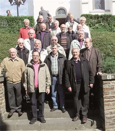 Nach der heiligen Messe gaben die Mitglieder der Liedertafel auch vor der Frankener Kirche noch einige Lieder zum Besten. privat