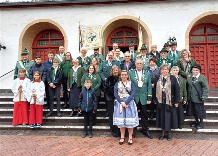 Nach der heiligen Messe in der St. Martinspfarrkirche, die vom Präses der Rheinbacher Schützenbruderschaft Bernhard Dobelcke zelebriert wurde, stellte sich die Bruderschaft zum obligatorischen Foto auf.