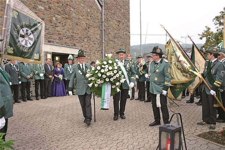 Nach der hl. Messe am Sonntag in der Pfarrkirche gingen die Schützen zum Ehrenmal zur Kranzniederlegung.
