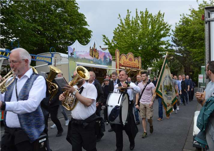 Nach der hl. Messe zog man mit Musikder „Rheintaler“ zum Festzelt.