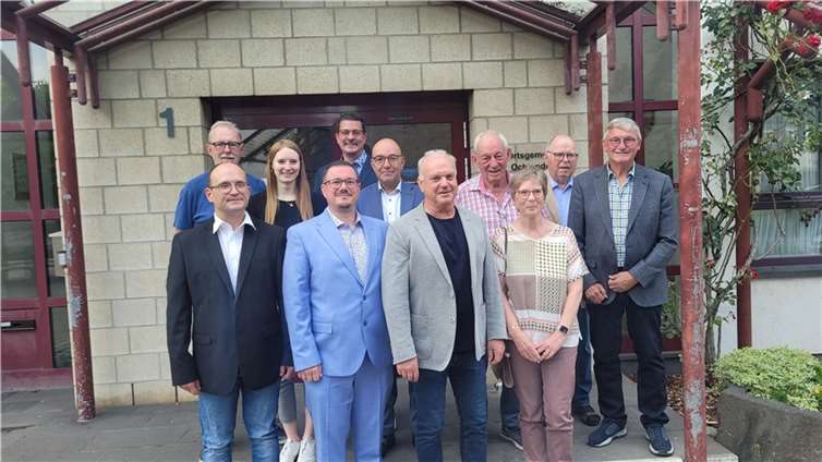 Nach der konstituierenden Sitzung des Ortsgemeinderats versammeln sich die Ochtendunger SPDler zum Gruppenfoto, darunter Thomas Kaut und Elisa Ternes (mittlere Reihe, links), Lothar Kalter (mittlere Reihe, rechts), Hubert Schmitt (vordere Reihe, Mitte) und Sascha Lagodny (hinten, Mitte).  Foto: Frank Hastenteufel