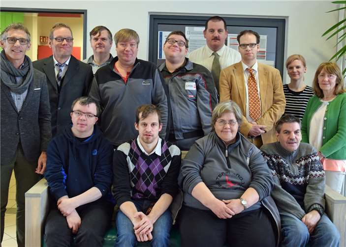 Nach der konstituierenden Sitzung des Werkstattrats: Die gewählten Mitglieder mit Franz Josef Bell (l.), Frauke Müller (Pädagogische Leitung, 2.v.r.) und Helga Göderz (Vertrauensperson, r.). Foto: Caritas Werkstätten, Mayen