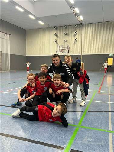 Nach der langen Winterpause freuten sich Spieler und Betreuer auf die Fortsetzung der Hallenrunde beim Ausrichter SV Ruitsch Kerben. Quelle: JSG Bad Breisig