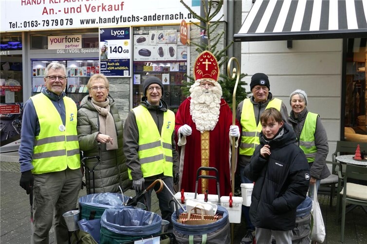 Nach der letzten Müllsammelaktion rund um den Marktplatz war ein Glühwein zum Jahresabschluss mehr als verdient. Foto: privat