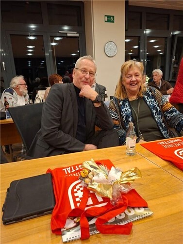 Nach der letzten Ratssitzung 2025 wurden im Ratssaal in Ludendorf die ehemaligen Ratsmitglieder Susanne Sicher und Wilfried Bialik verabschiedet. Foto: privat