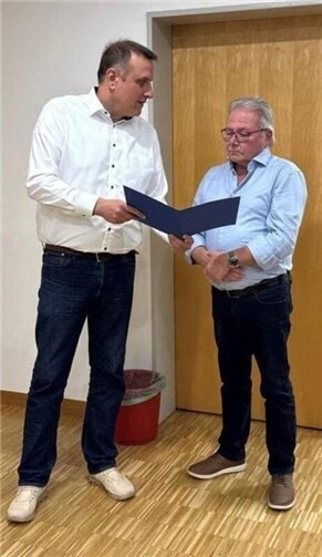 Nach der letzten Sitzung des Ortsgemeinderates im Jahr 2025 wurde Achim Schommer, der sein Mandant niedergelegt hatte, in einem angemessenen Rahmen für sein außerordentliches, ehrenamtliches Engagement zum Wohle der Ortsgemeinde Plaidt gedankt. Foto: privat