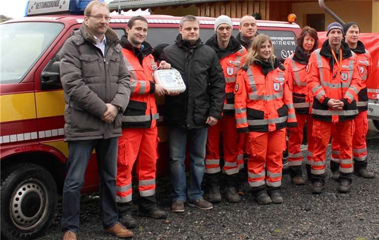 Nach der letzten Übung wurde dem Team ein Laiendefibrillator als Spende übergeben. privat