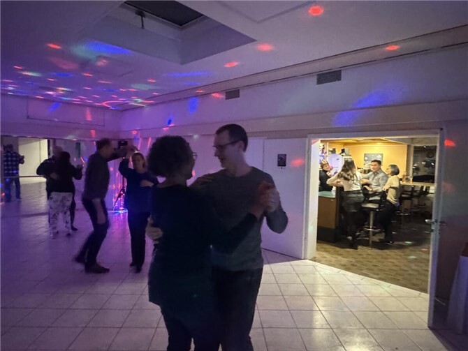 Nach der närrischen fünften Jahreszeit starten die Discofox-Kurse der SG Wiedtal in eine neue Runde. Bereits während der Karnevalsveranstaltungen konnten viele Tänzerinnen und Tänzer die erlernten Figuren anwenden. Foto: privat