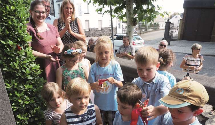 Nach der offiziellen Eröffnungsfeier durften die Kinder das symbolische Durchschneiden des roten Bandes vornehmen. Verbandsgemeinde Mendig
