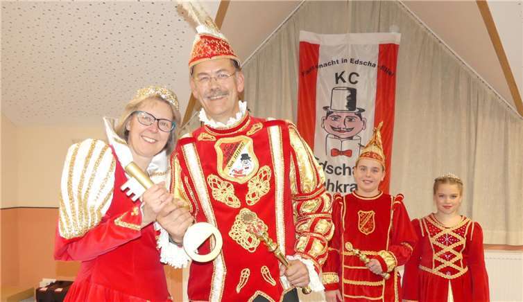 Nach der offiziellen Proklamation erfolgtedie Übergabe vom Schlüssel der Gemeindekasse.