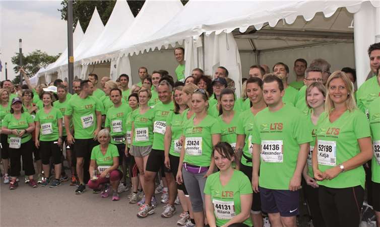 Nach der sportlichen Betätigung feierten die Aktiven gemeinsam mit ihren Kollegen, die an der Strecke die Läufer lautstark unterstützten.TH